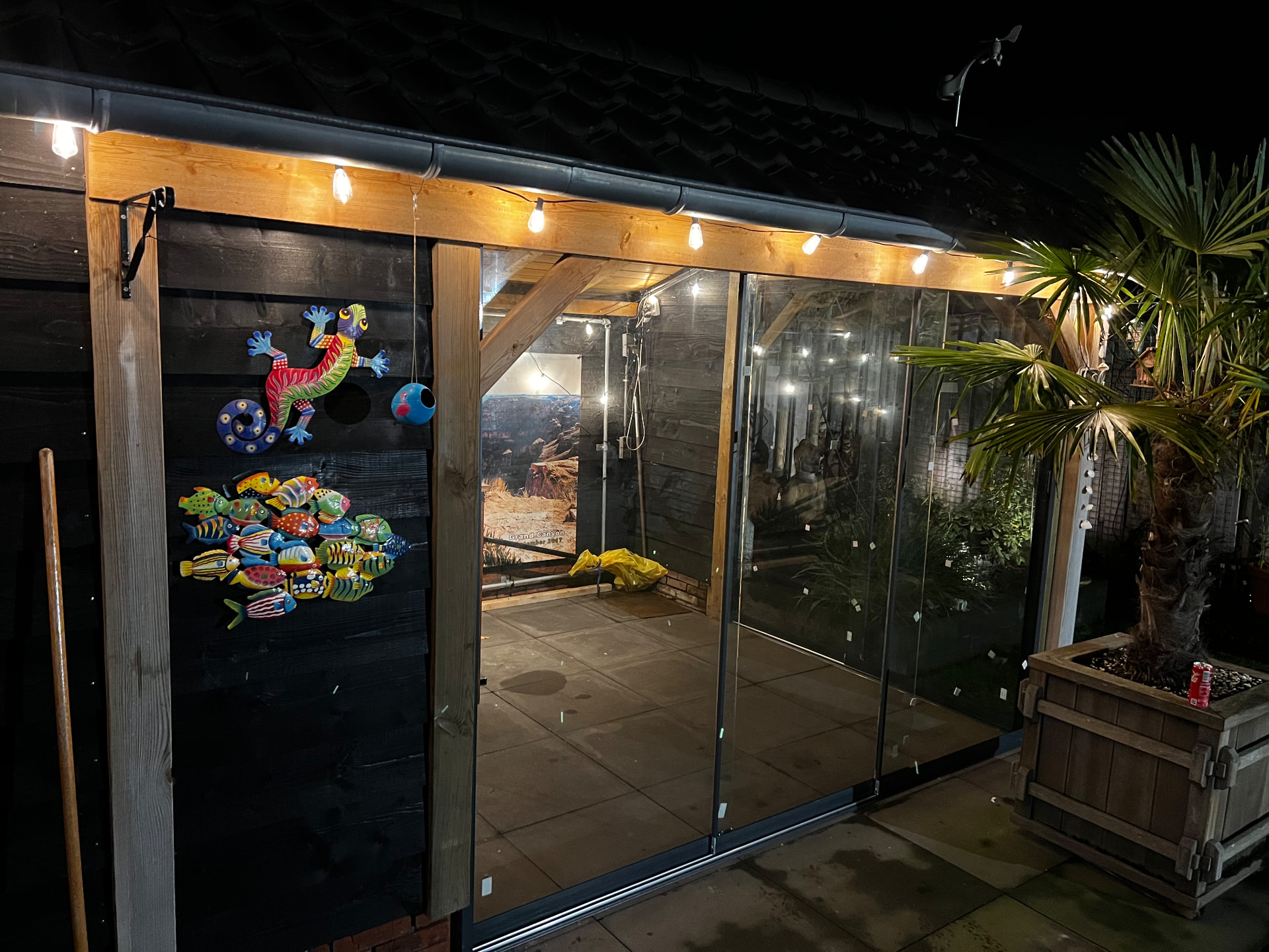 Glazen schuifwand in een tuinhuis met sfeerverlichting
